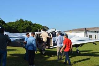 Marquinhos (ao centro) e Odilon (de vermelho) embarcam em aeronave de empresa das filhas de Zeca Lopes. (Foto: Direto das Ruas)