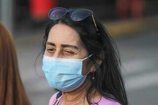 A professora Ângela usando uma máscara cirúrgica. (Foto: Marcos Maluf)