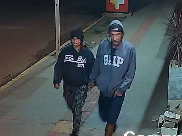 Unidos at&eacute; no crime, casal caminha de m&atilde;os dadas e furta TV de loja