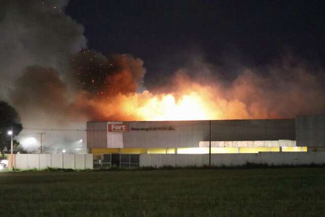 Fogo toma conta de atacadista na Presidente Vargas