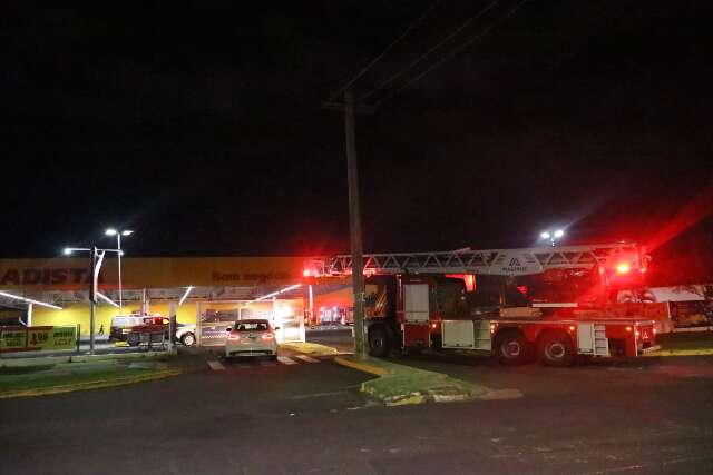 &quot;Foi uma correria, desesperador&quot;, conta PM que ajudou na evacua&ccedil;&atilde;o de atacarejo