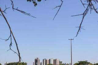 Tarde começou com clima ameno em Campo Grande. (Foto: Henrique Kawaminami)