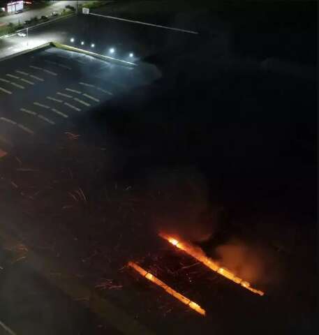 Sem v&iacute;timas, inc&ecirc;ndio &eacute; controlado e rescaldo vai durar noite adentro 