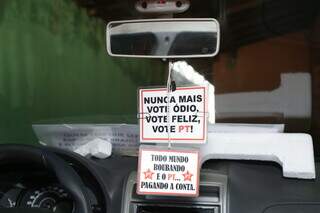 Frases petistas presas ao retrovisor do veículo de Militino. (Foto: Kísie Ainoã)