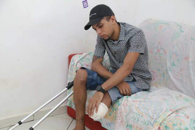 Enquanto tenta se acostumar com muletas, gari com perna amputada pede justi&ccedil;a
