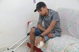 Felipe da Silva se recupera em casa enquanto espera perícia do INSS. (Foto: Kísie Ainoã)