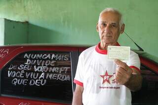 O aposentado Militino Arruda carrega o título de eleitor sempre a mão. (Foto: Kísie Ainoã)