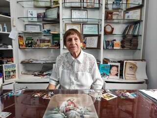 Irmã Ilídia Dan, de 91 anos, conta que precisa de ajuda para continuar trabalhando. (Foto: Aletheya Alves)