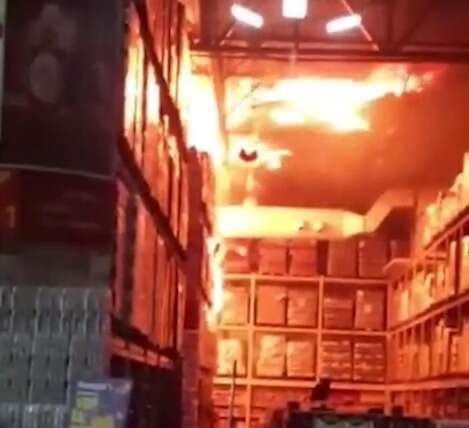 V&iacute;deo mostra viol&ecirc;ncia de chamas no interior de supermercado 