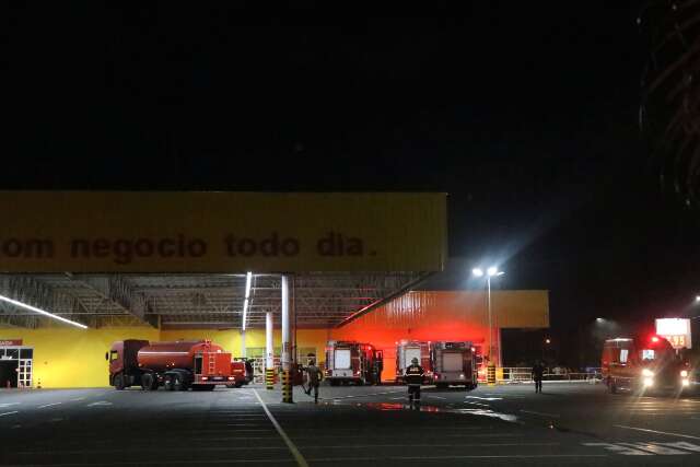 Em menos de uma hora, bombeiros conseguem manter chamas em mercado sob controle