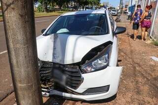 HB20 &eacute; abandonado danificado ap&oacute;s colis&atilde;o em poste na Avenida Coronel Antonino