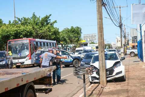 HB20 &eacute; abandonado danificado ap&oacute;s colis&atilde;o em poste na Avenida Coronel Antonino