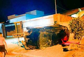 Ford Fiesta tombado em calçada na rua Giovani Toscano Brito, em Aquidauana (Foto: Jornal O Pantaneiro)