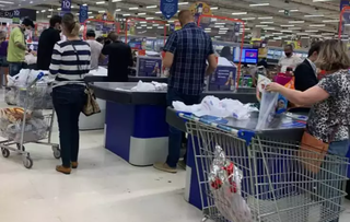 Clientes fazem compras em supermercado da Capital (Foto: Direto das Ruas)