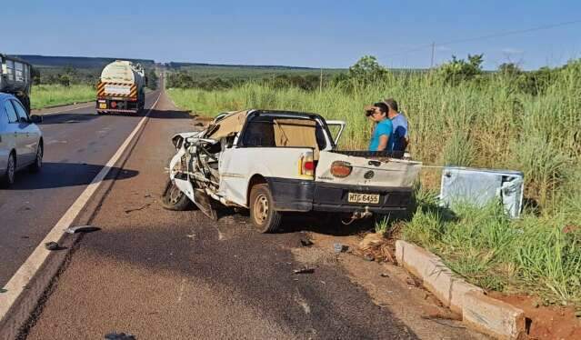 Acidente entre carro e carreta mata dois homens na BR-262