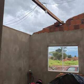 moradora teve casa completamente destelhada após temporal (Foto: Direto das Ruas)