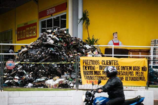 Amontoado de lixo d&aacute; dimens&atilde;o de inc&ecirc;ndio que atingiu atacadista