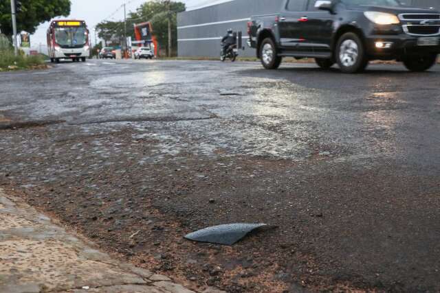 Idoso fica em estado grave ap&oacute;s motocicleta colidir com carro em cruzamento