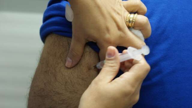 Seleta e unidades de saúde abrem para vacinação contra covid e gripe