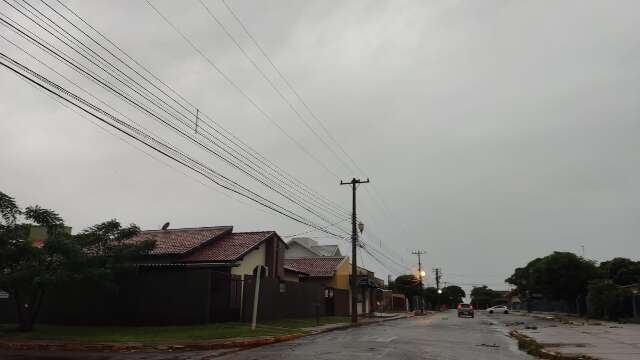 Dourados tem madrugada de s&aacute;bado com 50 mil&iacute;metros de chuva