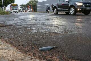 Idoso fica em estado grave ap&oacute;s motocicleta colidir com carro em cruzamento