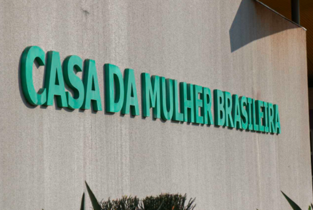 Por n&atilde;o aceitar fim de namoro, jovem tenta matar a ex e o atual a facadas 