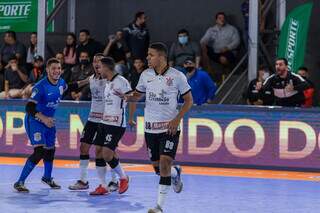 Jogadores do Corinthians comemoram gol em torneio realizado ano passado em MS (Foto: João Vitor Fotografia)