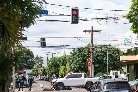 Oscilação em semáforo por queda de energia provoca acidente na Rua Ceará