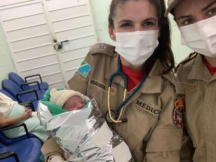 Sem tempo de chegar a hospital, bebê nasce em casa e emociona bombeiros