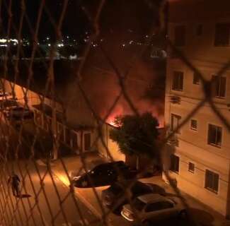 Fogo alto e fumaça assustam moradores de residencial no Bairro Tiradentes 