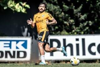 Atacante Ricardo Goulart durante treino preparatório para jogo deste domingo. (Foto: Reprodução/Santos FC)