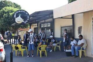 Torcedores se reuniram em frente a bar na Rua Waldemar Writh, no Bairro Alves Pereira. (Foto: Paulo Francis)