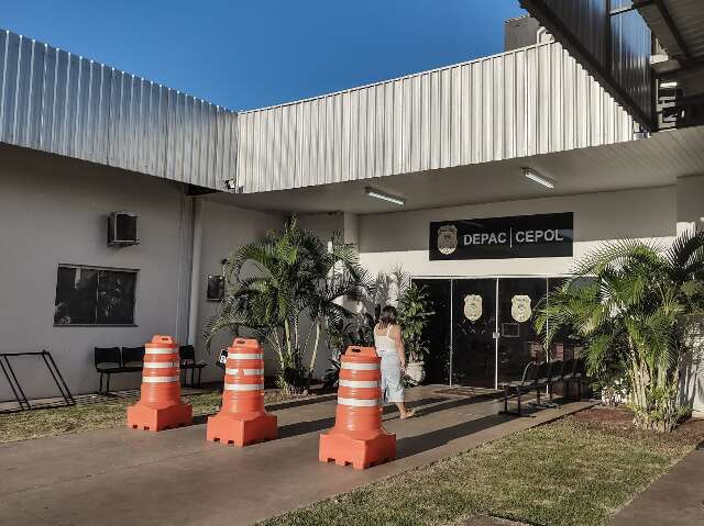 Casal mant&eacute;m idoso de 70 anos ref&eacute;m, faz &quot;limpa&quot; em casa e rouba carro