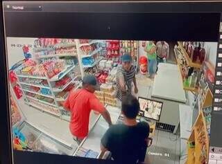 Dupla assalta conveni&ecirc;ncia e &eacute; presa em bar comemorando sucesso de crime