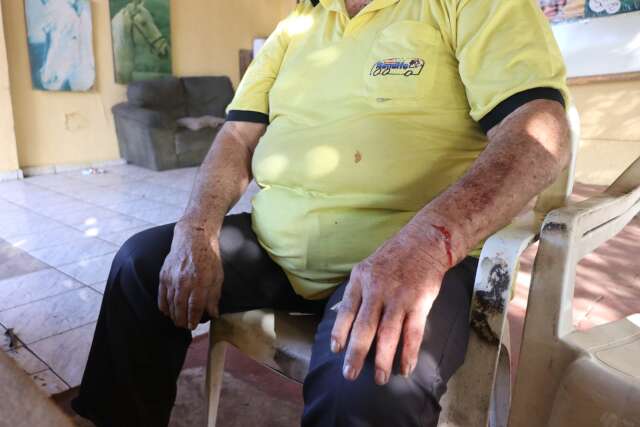 &quot;N&atilde;o entendo o porqu&ecirc;&quot;, diz dono de bar esfaqueado e feito ref&eacute;m por casal