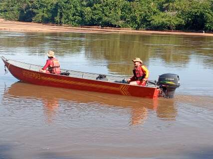 Bombeiros v&atilde;o percorrer 10 km no 3&ordm; dia de buscas a pescador no Rio Taquari 