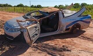 Carro ficou completamente destruído. (Imagem: Jornal da Nova)