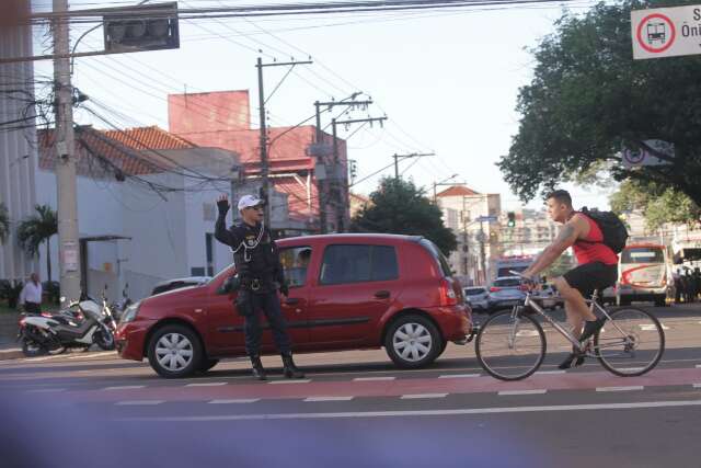 Sem&aacute;foros param de funcionar e deixam tr&acirc;nsito lento na Afonso Pena