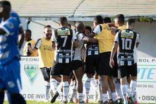 Jogadores do Operário comemoram gol sobre o Aquidauanense (Foto: Vinicius Eduardo)