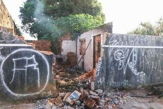 Casa fica em terreno com outras residências e construções abandonadas. (Foto: Henrique Kawaminami)