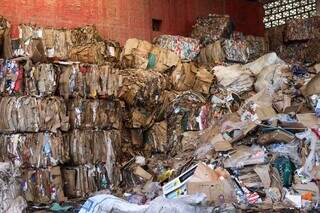 Papelão no depósito da Buracão Reciclagem, no Jaridm Imá. (Foto: Henrique Kawaminami)