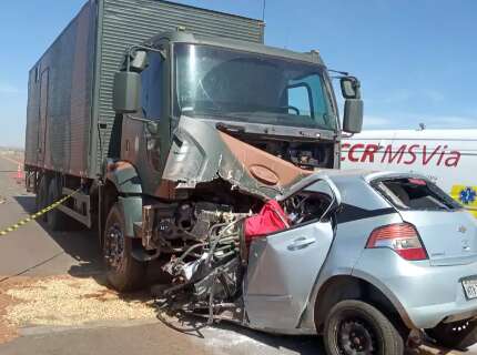 Colisão frontal com caminhão do Exército mata motorista de carro de passeio 