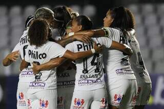 Comemoração das meninas do Santos no duelo desta noite. (Foto: SantosFC/ReproduçãoTwitter)