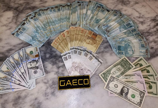 Dinheiro apreendido durante operação hoje em Ponta Porã. (Foto: Divulgação)