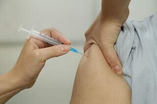 Pessoa recebendo dose de vacina em Campo Grande (Foto: Arquivo/Kisie Ainoã)
