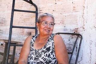 Dona de casa Rosa Toledo, de 62 anos, na Reciclagem do Caramelho, no Jardim Aeroporto. (Foto: Henrique Kawaminami) 