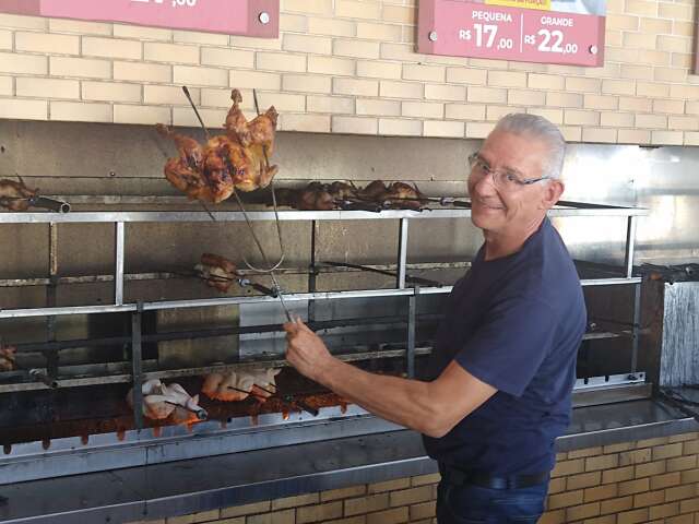 Pre&ccedil;o dispara e tradicional frango assado agora &eacute; prato de almo&ccedil;o chique