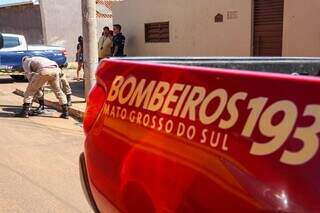 Bombeiros recolhendo pertences de adolescente que levou tiros em rua da Vila Fernanda nesta tarde. (Foto: Henrique Kawaminami)
