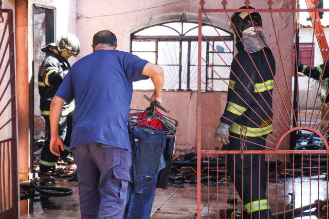 Inc&ecirc;ndio destr&oacute;i parte de resid&ecirc;ncia e assusta moradores no Lar do Trabalhador