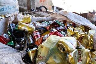 Latinhas em depósito de reciclagem de Campo Grande. (Foto: Henrique Kawaminami)